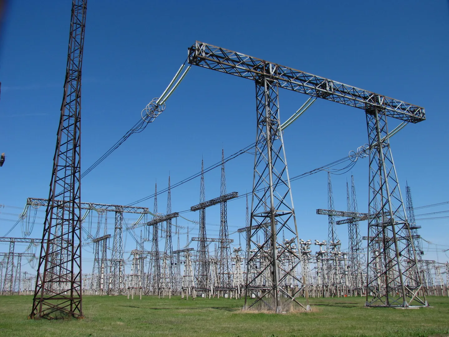 Contextual photograph of high-voltage electrical switchgear
